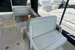 2022 Boston Whaler Conquest 405 thumbnail 14