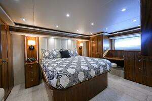 2019 Viking 80 Convertible thumbnail 11