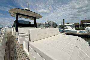 2023 Astondoa 377 Coupe Outboard thumbnail 12