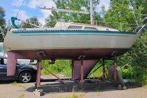 1977 Islander 28 thumbnail 1