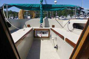 1977 Islander 28 thumbnail 10