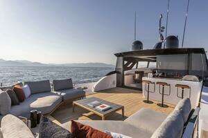 2022 Ferretti Yachts Skydeck thumbnail 10
