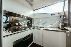 2014 Ferretti Yachts 870 thumbnail 18