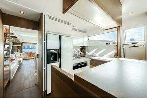 2014 Ferretti Yachts 870 thumbnail 27