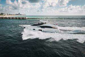 2014 Ferretti Yachts 870 thumbnail 1