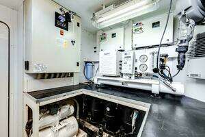 2014 Ferretti Yachts 870 thumbnail 29