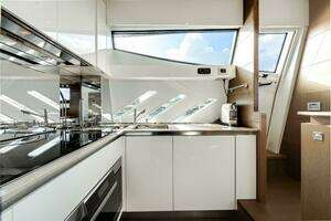 2014 Ferretti Yachts 870 thumbnail 23
