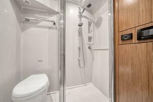 2015 Cruisers Yachts 48 Cantius - Full Beam Master Head & Sh