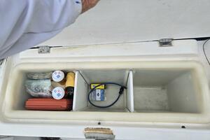 Photo 5118379 for 1998 Trophy 2503 Center Console  