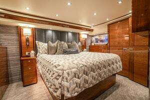 2023 Viking 72 Convertible thumbnail 77