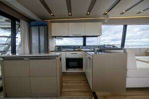 2018 Prestige 680 Flybridge thumbnail 3