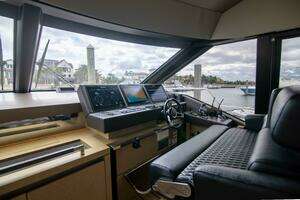 2018 Prestige 680 Flybridge thumbnail 12