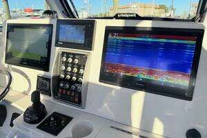 2014 Everglades 355 Center Console thumbnail 24
