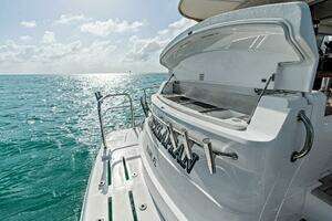 2018 Riviera 4800 Sport Yacht thumbnail 8
