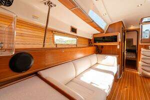 2023 Catalina 425 thumbnail 37