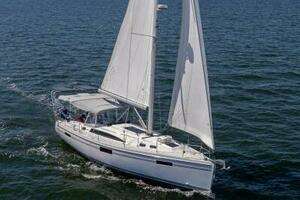 2023 Catalina 425 thumbnail 5