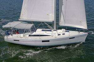 2023 Catalina 425 thumbnail 1