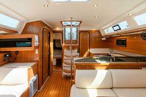 2023 Catalina 425 thumbnail 14