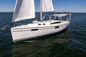 2023 Catalina 425 thumbnail 9