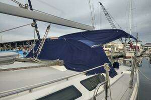 2005 Catalina 42 MKII thumbnail 9