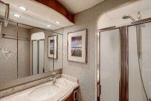 2019 Viking 62 Convertible thumbnail 9