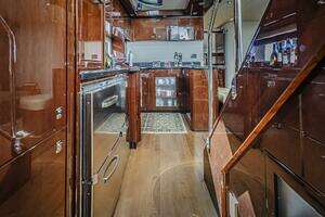2011 Sea Ray 580 Sundancer thumbnail 24