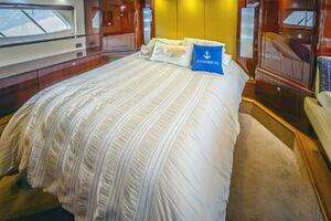 2011 Sea Ray 580 Sundancer thumbnail 12