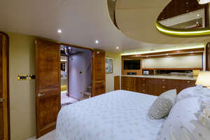 2001 Westport 95 Raised Pilothouse Motor Yacht thumbnail 18