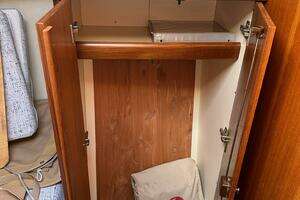 2005 Hunter 38 thumbnail 29
