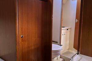 2005 Hunter 38 thumbnail 35