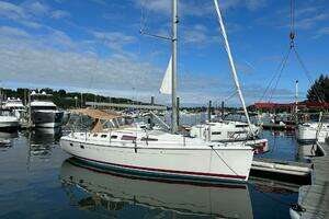 2005 Hunter 38 thumbnail 1