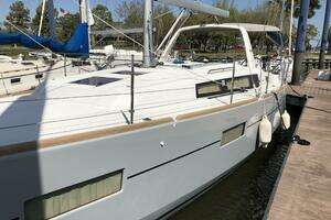 2017 Beneteau Oceanis 38 Weekender thumbnail 12