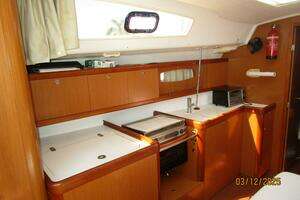 2010 Beneteau Oceanis 43 thumbnail 26