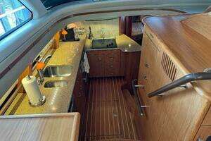 2010 Tiara Yachts 5800 Sovran thumbnail 46