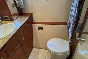 2010 Tiara Yachts 5800 Sovran thumbnail 87