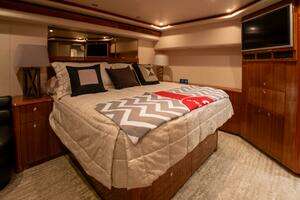 2005 Viking 74 Enclosed Bridge thumbnail 23
