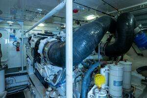 2005 Viking 74 Enclosed Bridge thumbnail 29