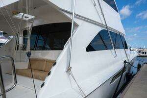 2005 Viking 74 Enclosed Bridge thumbnail 5