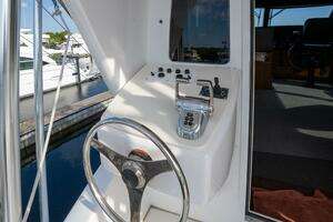 2005 Viking 74 Enclosed Bridge thumbnail 7
