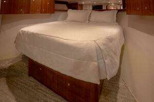 2005 Viking 74 Enclosed Bridge thumbnail 21