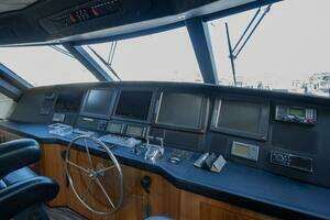 2005 Viking 74 Enclosed Bridge thumbnail 19