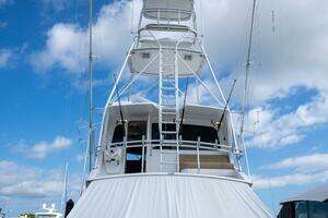 2005 Viking 74 Enclosed Bridge thumbnail 4