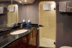 2005 Viking 74 Enclosed Bridge thumbnail 24