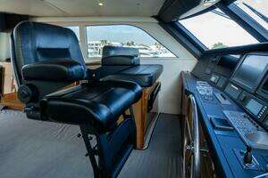 2005 Viking 74 Enclosed Bridge thumbnail 20