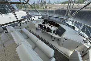 13 2004 Silverton 43 Flybridge_helm