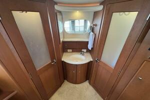 43 2004 Silverton 43 Owners Suite Ensuite
