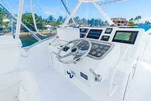 2005 Hatteras 50 Convertible thumbnail 31