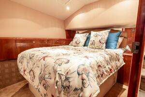 2005 Hatteras 50 Convertible thumbnail 23