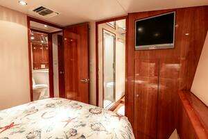 2005 Hatteras 50 Convertible thumbnail 24