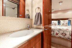 2005 Hatteras 50 Convertible thumbnail 26
